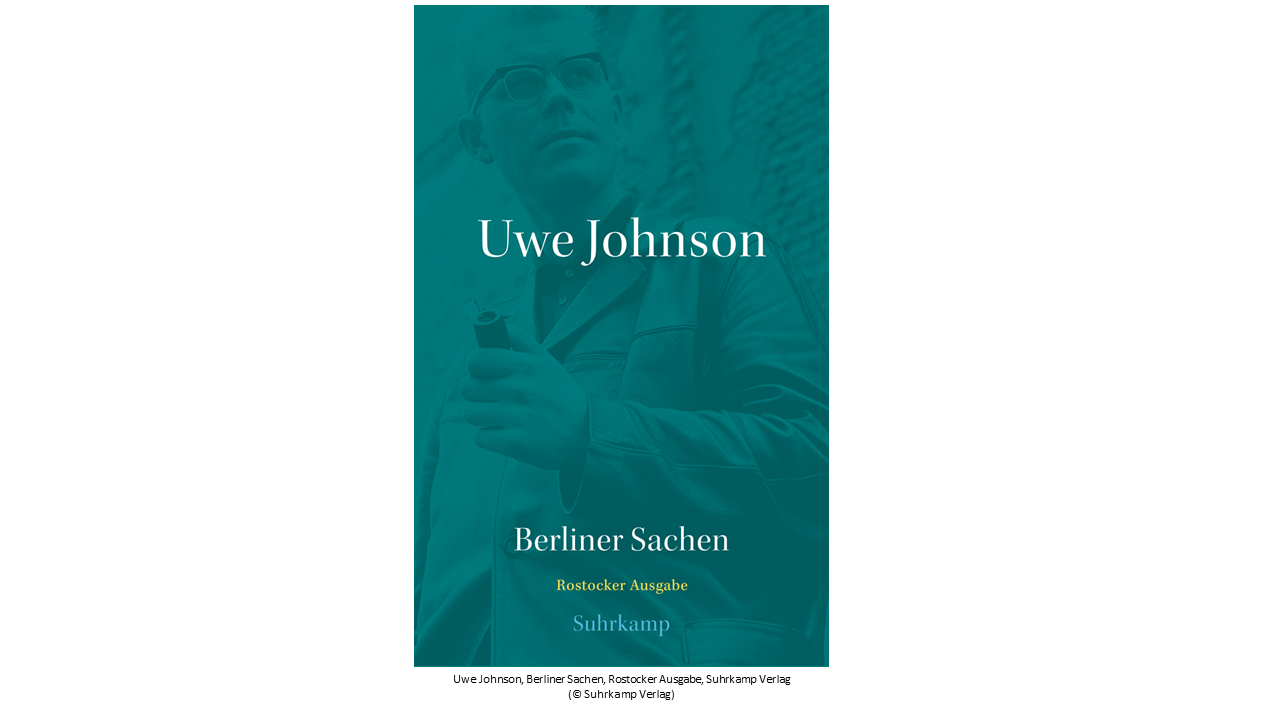Das Coverbild zeigt Uwe Johnson seinen 20ern, eine Pfeife in der Hand haltend und von schräb von oben in die Kamera schauend.